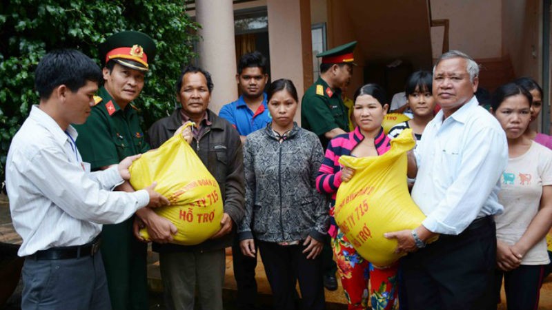 Đại diện lãnh đạo Binh đoàn 15 hỗ trợ gạo cho bà con vùng lũ ở Gia Lai.