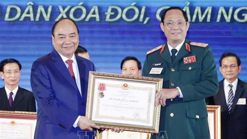 Thủ tướng Nguyễn Xuân Phúc trao tặng Huân chương Lao động hạng Nhất cho Bộ Quốc phòng. Ảnh: TTXVN.