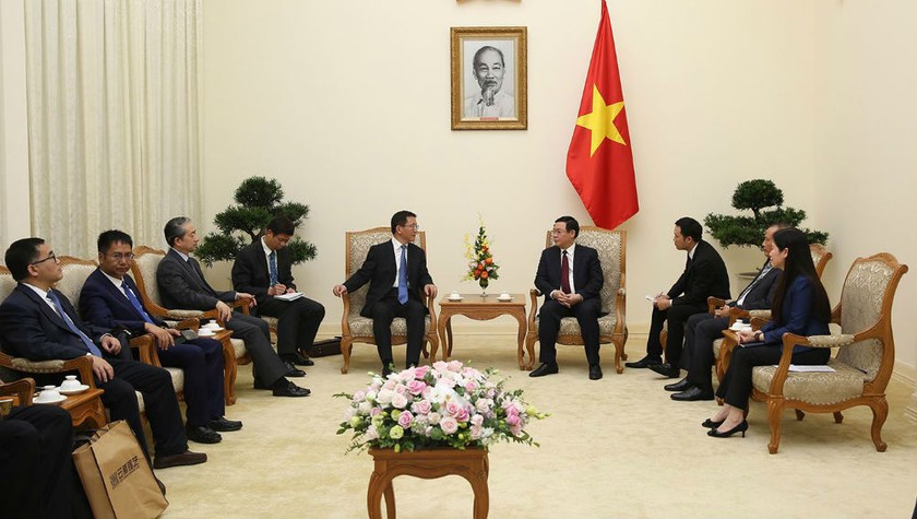 Phó Thủ tướng Vương Đình Huệ trong buổi tiếp Phó Bí thư Tỉnh uỷ Vân Nam (Trung Quốc) Vương Dư Ba.