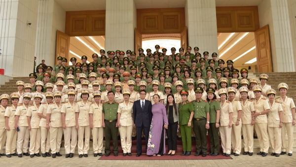 Phó Thủ tướng Vũ Đức Đam cùng các nữ cán bộ, chiến sĩ Công an nhân dân
