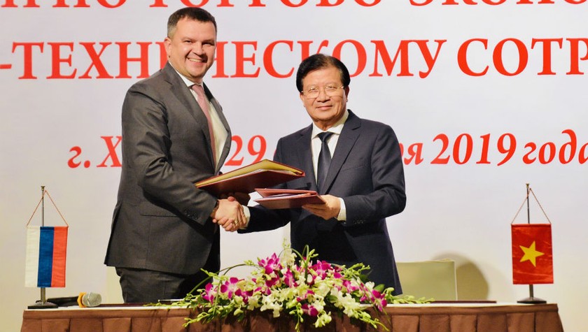 Phó Thủ Trịnh Đình Dũng và Phó Thủ tướng LB Nga Maxim Akimov ký Biên bản khóa họp lần thứ 22 Ủy ban liên Chính phủ Việt Nam-LB Nga về hợp tác kinh tế-thương mại và khoa học-kỹ thuật. 