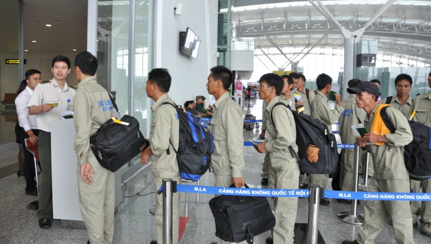 Làm thủ tục xuất cảnh tại sân bay Nội Bài đi xuất khẩu lao động.