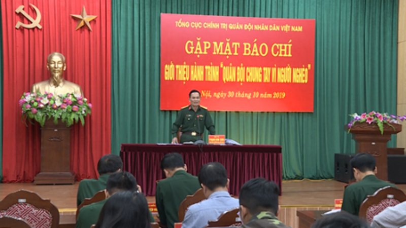 Đại tá Phạm Kim Sơn, Phó cục trưởng Cục Dân vận chủ trì cuộc họp báo