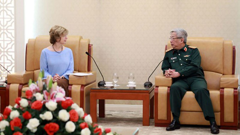 Thượng tướng Nguyễn Chí Vịnh trao đổi với bà Bonnie Glick tại buổi tiếp. Ảnh SGGP