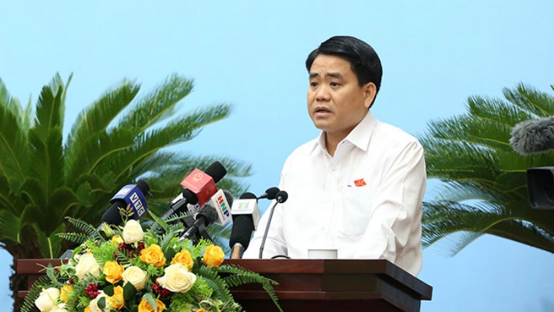 Chủ tịch UBND TPHà Nội Nguyễn Đức Chung giải trình tại phiên họp.