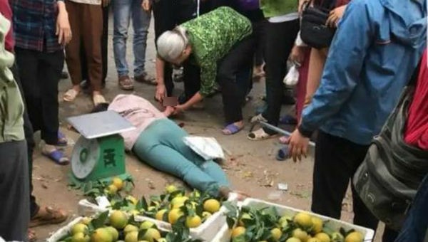 Người phụ nữ bị đâm nằm giữa chợ. 
