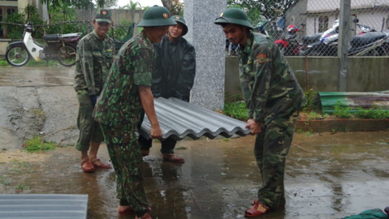 Cán bộ, chiến sỹ BĐBP Quảng Ngãi sửa nhà cho người dân địa phương. Ảnh: Văn Tánh