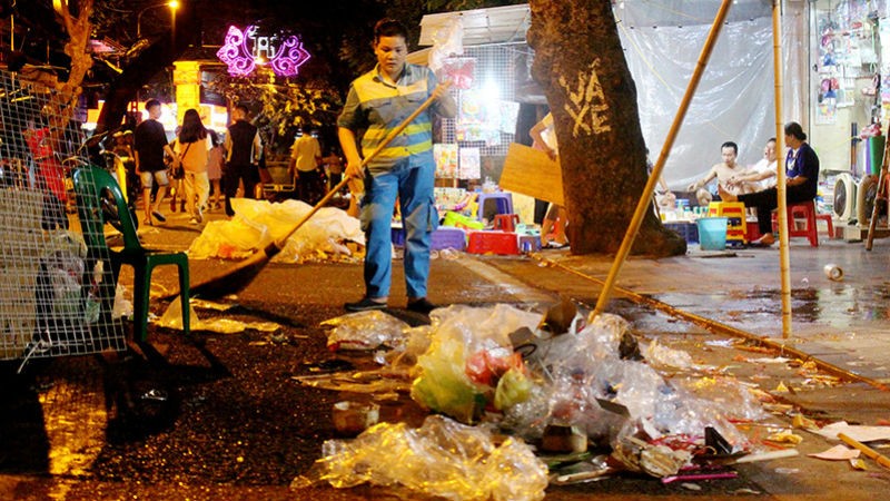 Rác thải nhựa ngập tràn sau đêm Trung thu ở Hà Nội.
