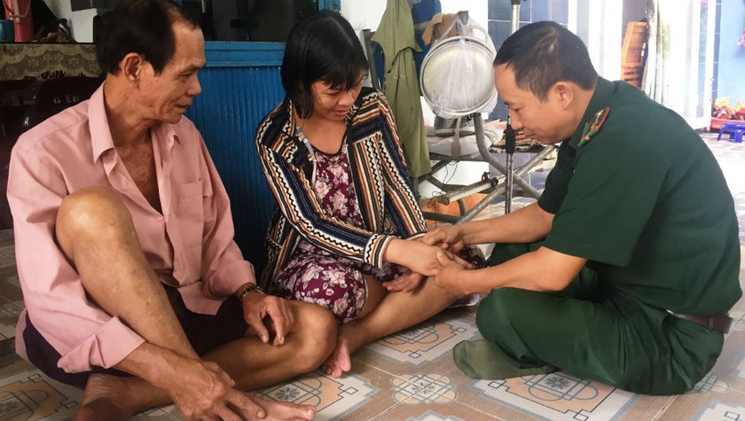 Y sĩ Khánh kiểm tra sức khỏe cho chị Lê Thị Thanh Hiền.