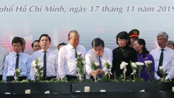 Phó thủ tướng Trương Hòa Bình cùng các lãnh đạo, đại diện các Ban, Bộ, Ngành đặt hoa tưởng niệm các nạn nhân tử vong do tai nạn giao thông. Ảnh: Thanh Vũ/TTXVN.