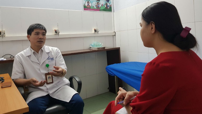 Bác sĩ Nguyễn Tá Dũng tư vấn cho bệnh nhân tại Trung tâm BSGĐ Hà Nội. 