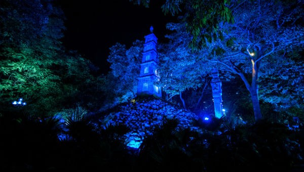 Tháp Bút - một biểu tượng của Hà Nội đã được thắp sáng màu xanh