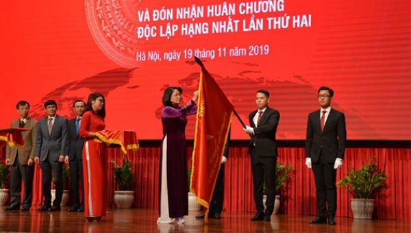 Phó Chủ tịch nước Đặng Thị Ngọc Thịnh trao Huân chương Độc lập hạng Nhất lần thứ hai tặng Ủy ban Nhà nước về NVNONN