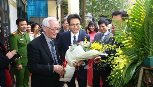 Phó Thủ tướng Vũ Đức Đam dự lễ kỷ niệm Ngày Nhà giáo Việt Nam tại Trường THPT Đinh Tiên Hoàng