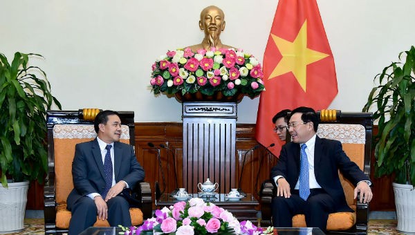 Phó Thủ tướng, Bộ trưởng Ngoại giao Phạm Bình Minh tiếp Đại sứ Lào tại Việt Nam Sengphet Houngboungnuang