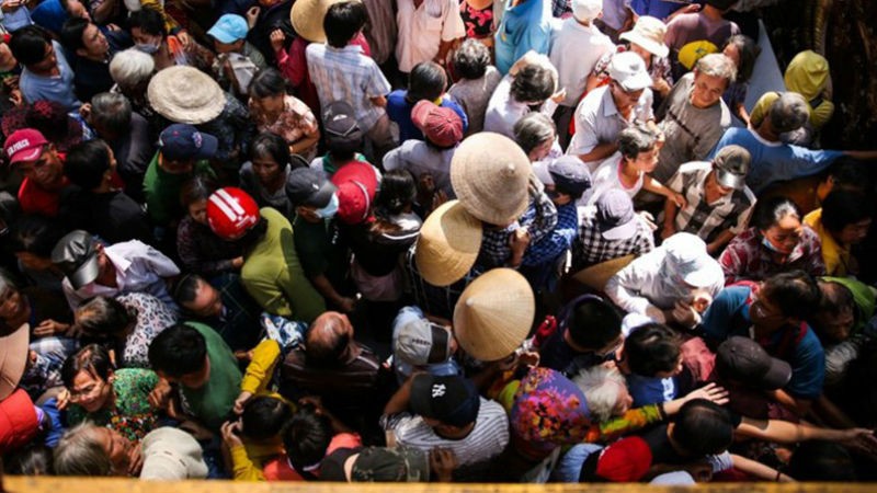 Cảnh hàng trăm người chen lấn nhận tiền và gạo tại biệt thự của Ngọc Sơn.