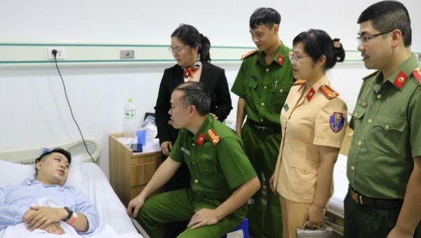 Đại diện công an phường Minh Khai đến thăm Thượng úy Tùng Anh.