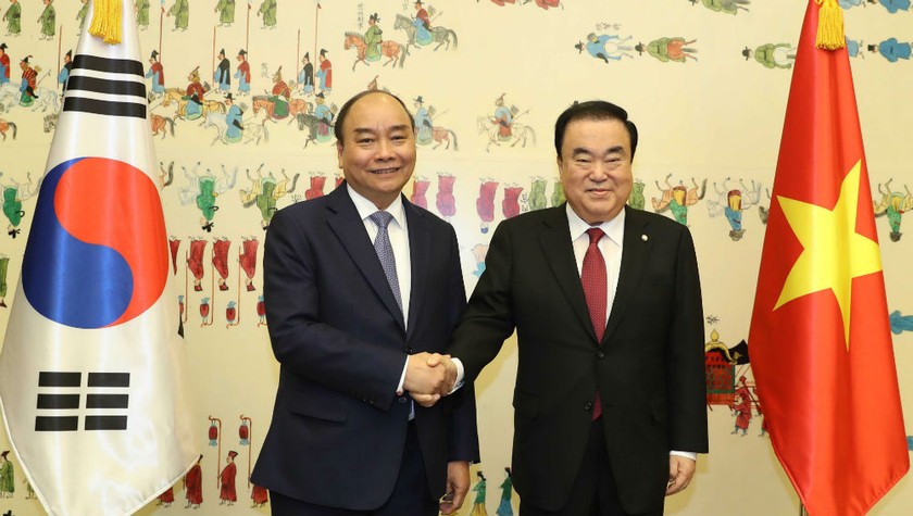 Thủ tướng Nguyễn Xuân Phúc và Chủ tịch Quốc hội Hàn Quốc Moon Hee-sang - Ảnh: VGP
