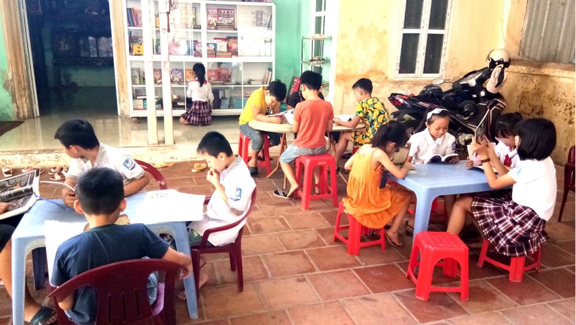 Học sinh đọc sách tại thư viện gia đình nhà thầy Nghĩa.