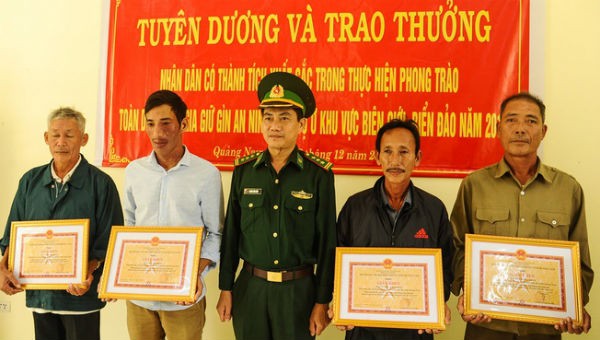 Bộ đội Biên phòng tỉnh Quảng Nam tổ chức khen thưởng người dân nhặt được 25 bánh ma túy và giao nộp.  Ảnh Zing.