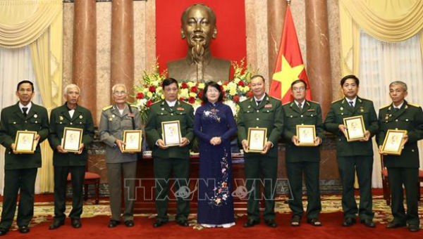Phó Chủ tịch nước Đặng Thị Ngọc Thịnh tặng chân dung Chủ tịch Hồ Chí Minh cho các đại biểu