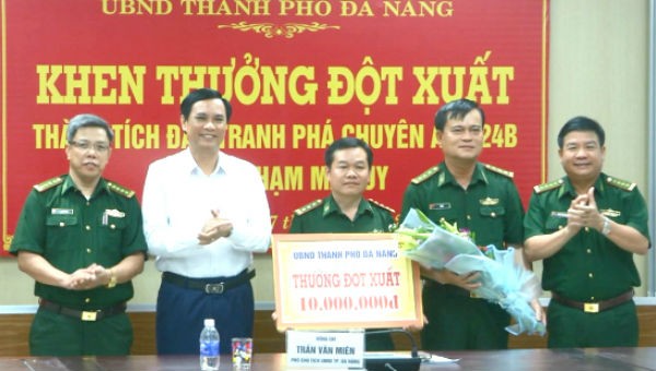 Phó Chủ tịch UBND TP Đà Nẵng Trần Văn Miên trao thưởng cho lực lượng phá thành công Chuyên án 424B.