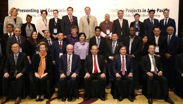 Các đại biểu dự Hội nghị chụp ảnh lưu niệm cùng Phó thủ tướng Trương Hòa Bình