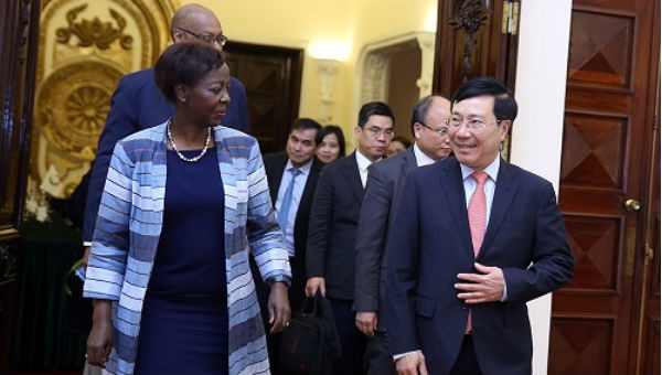 Phó Thủ tướng, Bộ trưởng Bộ Ngoại giao Phạm Bình Minh và Tổng Thư ký Pháp ngữ Louise Mushikiwabo