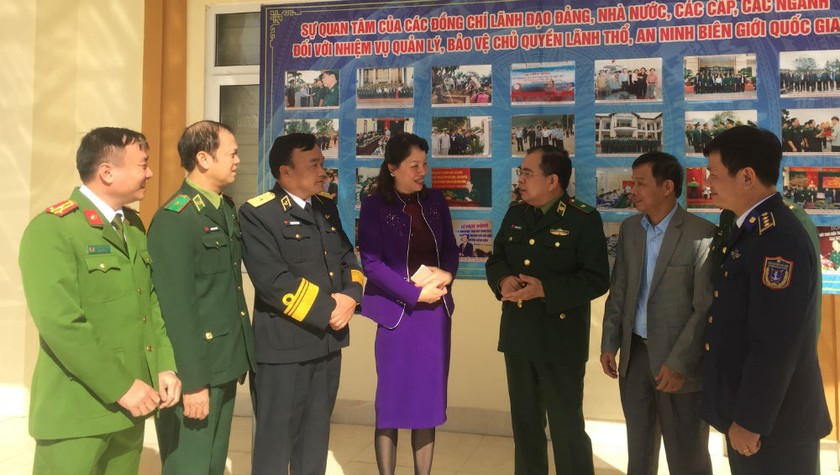 Thiếu tướng Phùng Quốc Tuấn trao đổi với các đại biểu dự Hội nghị.