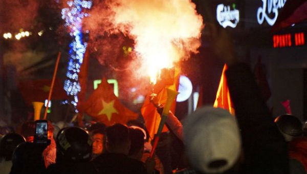 Hình ảnh cổ động viên đốt pháo ăn mừng đội tuyển U22 Việt Nam giành chiến thắng.