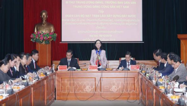 Bà Trương Thị Mai phát biểu tại buổi tiếp Đoàn Trung ương Mặt trận Lào xây dựng đất nước