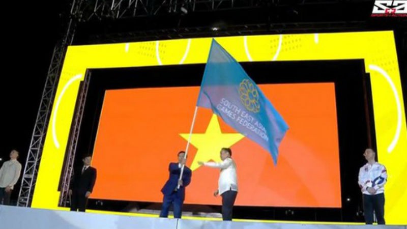 Việt Nam nhận cờ đăng cai SEA Games 31.