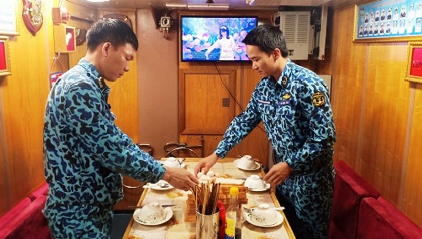 Các anh nuôi chuẩn bị bữa ăn sáng trên tàu ngầm HQ186-Đà Nẵng. (Hình: Văn Tý)
