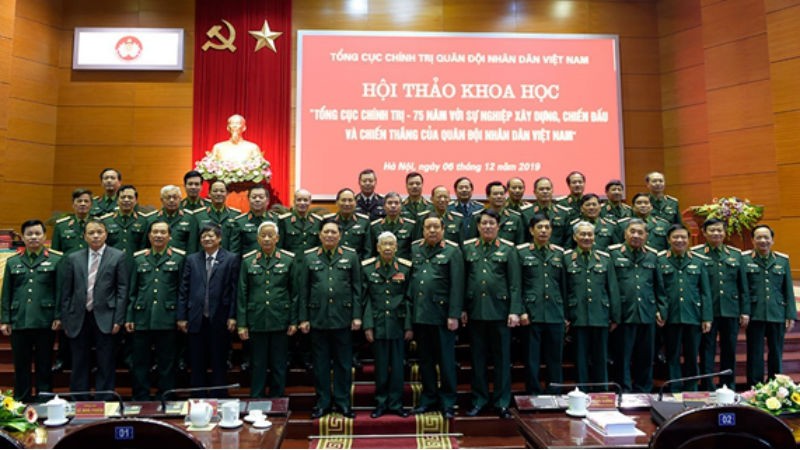 Đại biểu dự Hội thảo khoa học “Tổng cục Chính trị - 75 năm với sự nghiệp xây dựng, chiến đấu và chiến thắng của Quân đội nhân dân Việt Nam” chụp ảnh chung.
