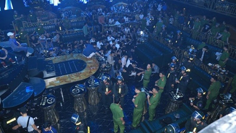 Lực lượng công an kiểm tra Bar Cosmo trên đường Nguyễn Ái Quốc ( TP Biên Hòa, Đồng Nai) ngày 8/12 và phát hiện hàng trăm đối tượng đang tụ tập có biểu hiện sử dụng chất ma túy