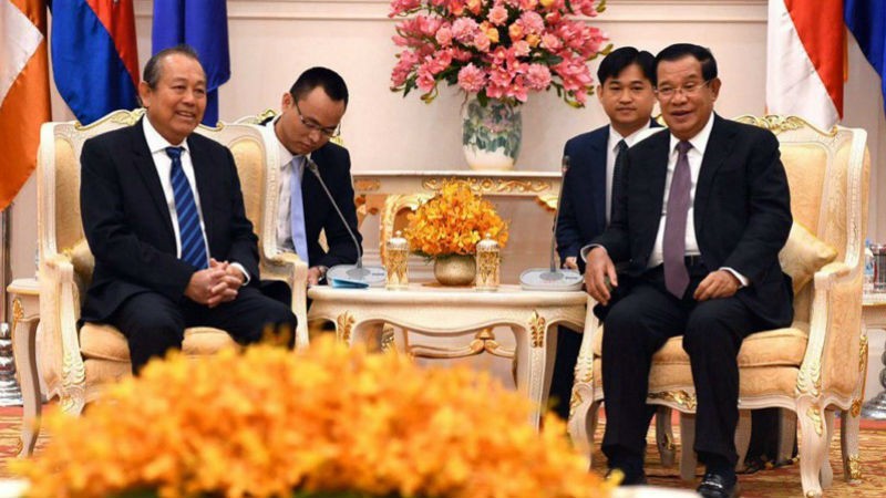 Phó Thủ tướng Thường trực Trương Hòa Bình đã gặp Thủ tướng Hun Sen. Ảnh VOV
