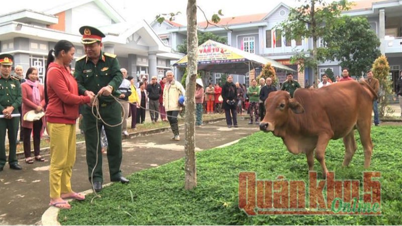 Thiếu tướng Hà Huy Long - Phó Cục trưởng Cục Chính trị Quân khu, trao tặng bò giống cho các hộ nghèo
