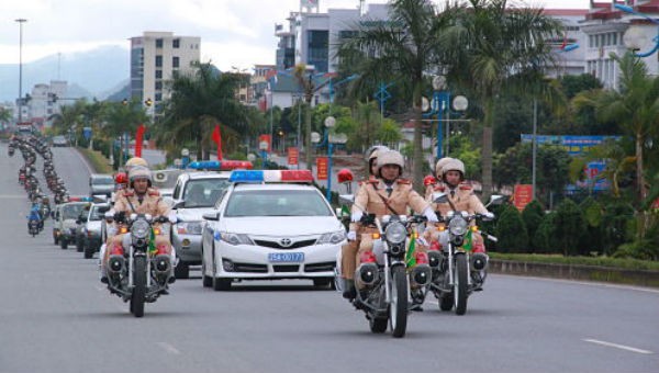 Cảnh sát giao thông ra quân đảm bảo an toàn giao thông dịp Tết