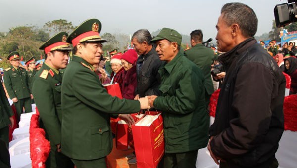 Đại tướng Ngô Xuân Lịch tặng quà đối tượng chính sách