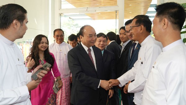 Thủ tướng Nguyễn Xuân Phúc đến thăm trụ sở Mytel 