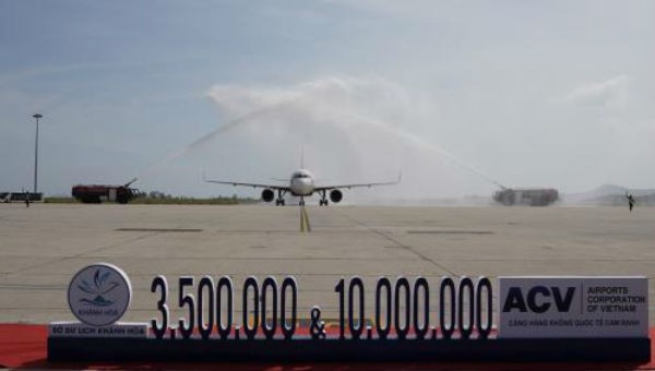 Nghi thức chào đón vị khách thứ 10 triệu và khách du lịch quốc tế thứ 3,5 triệu trên chuyến bay VJ837 qua Cảng Hàng không Quốc tế Cam Ranh năm 2019