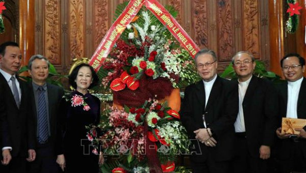 Trưởng Ban Dân vận Trung ương Trương Thị Mai tặng lẵng hoa chúc mừng Lễ Giáng sinh năm 2019 tới Đức Tổng Giám mục Giuse Nguyễn Chí Linh, Tổng Giáo phận Huế.
