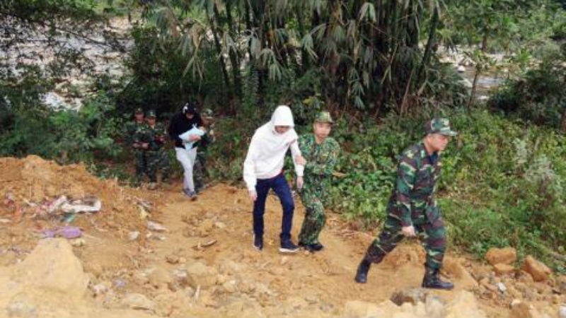 Lực lượng biên phòng Quảng Đức bắt giữ 2 đối tượng Trung Quốc.