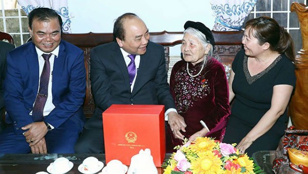 Thủ tướng tặng quà người có công dịp Tết năm 2019