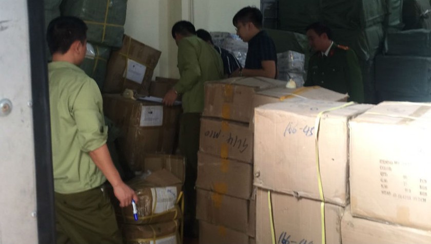 Lực lượng chức năng đang kiểm đếm hàng hóa tại Kho hàng Công ty Cổ phần Thiết bị y tế Hải Nam.