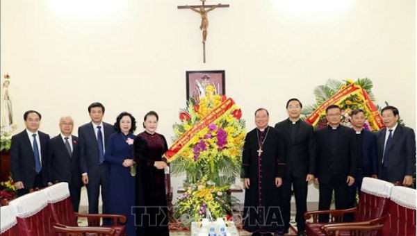 Chủ tịch Quốc hội Nguyễn Thị Kim Ngân tặng hoa chúc mừng Tòa Tổng Giám mục Hà Nội.