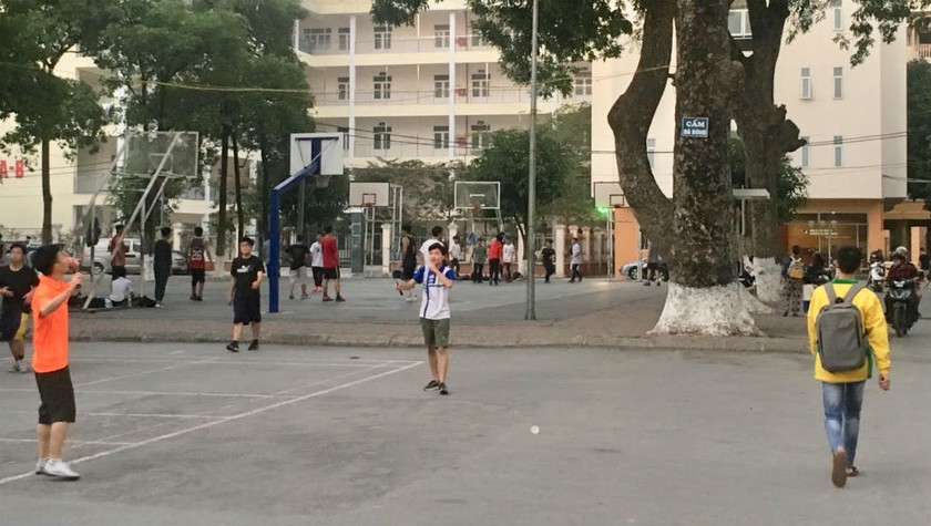 Hoạt động thể dục thể thao của sinh viên Đại học Quốc gia Hà Nội sau giờ học tại KTX Mễ Trì.