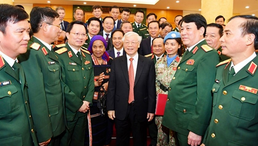 Tổng Bí thư, Chủ tịch nước Nguyễn Phú Trọng trò chuyện cùng các điển hình tiên tiến trong quân đội.