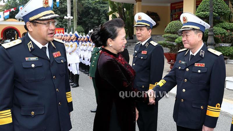  Cán bộ, chiến sỹ Quân chủng Hải quân chào đón Chủ tịch QH Nguyễn Thị Kim Ngân và Đoàn công tác.