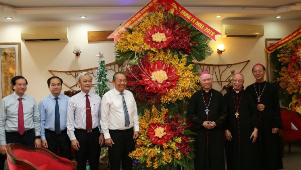 Phó Thủ tướng Trương Hòa Bình trao lẵng hoa chúc mừng Giáng sinh 2019 của Thủ tướng Chính phủ đến Giám mục Giuse Đinh Đức Đạo, các vị chức sắc và giáo dân Giáo phận Xuân Lộc, Đồng Nai